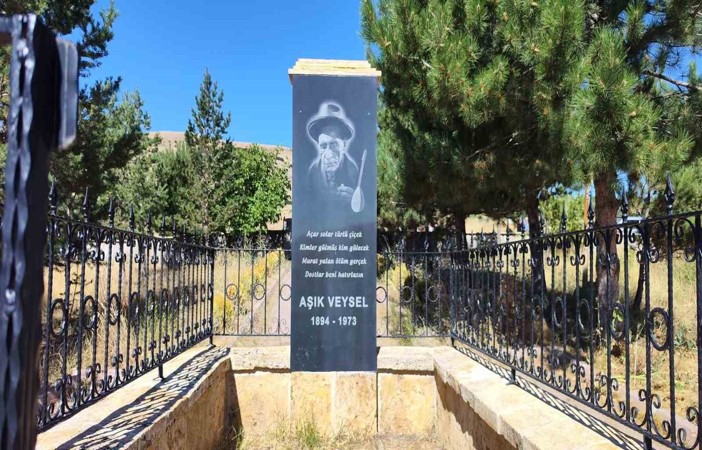 Dünyaca ünlü Halk Ozanı Aşık Veysel mezarı başında anıldı