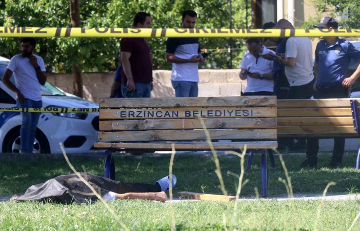 Erzincan’da parkta şüpheli ölüm