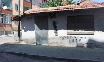 Eskişehir’deki virane ev sokak sakinlerine endişe veriyor
