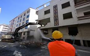 Esenyurt'ta riskli olduğu tespit edilen 5 katlı binanın yıkımı gerçekleştirildi
