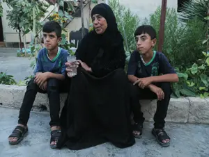 PKK/YPG'nin katlettiği gencin annesi, oğlunun elbiselerini koklayarak acısını yatıştırıyor