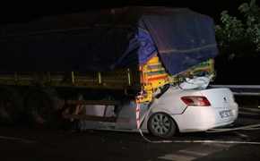 Şanlıurfa'da tıra çarpan otomobildeki 2 kişi öldü