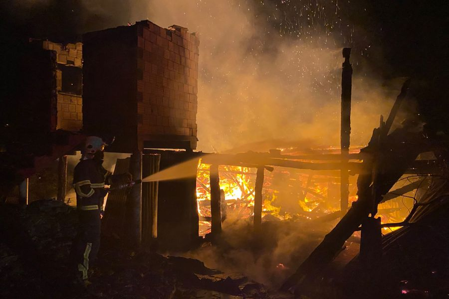Sinop'ta ahşap ev yanarak kül oldu