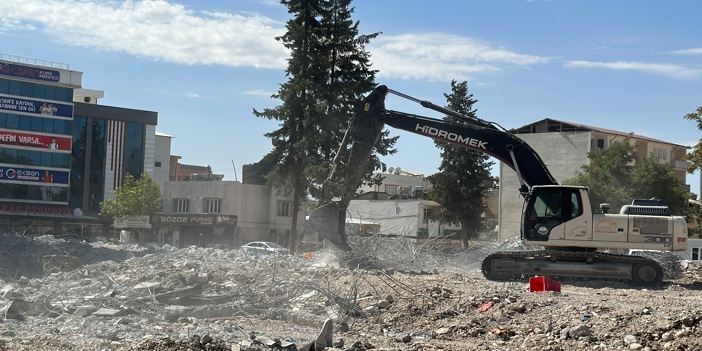 Adıyaman'da ağır hasarlı binaların kontrollü yıkımı devam ediyor
