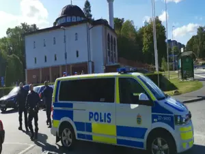 (Video) İsveç'te bir Iraklı, cami önünde Kur'an-ı Kerim'e saldırdı