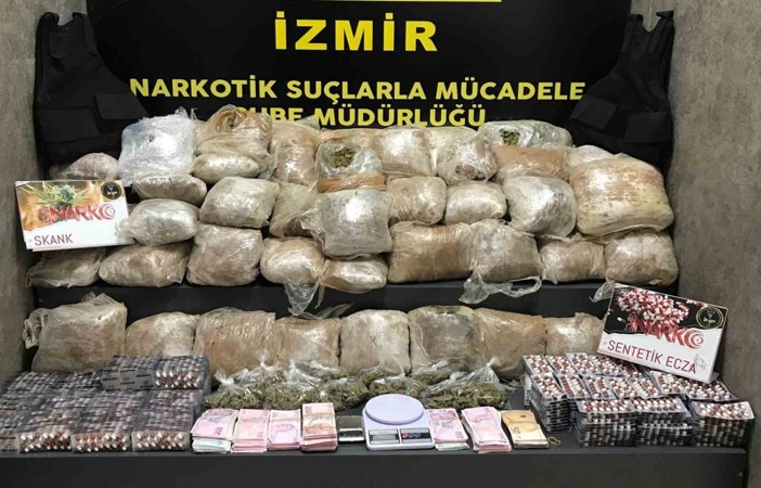 (Video) İzmir’de uyuşturucu sevkiyatı operasyonu