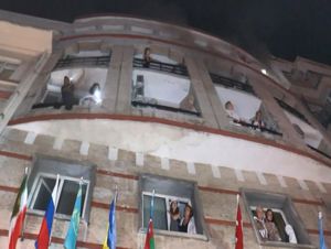 (Video) Fatih'te 5 katlı otelde yangın paniği