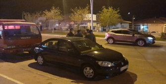 Çorum'da kaza yapan sürücü, yoldan geçen genç tarafından bıçakla yaralandı