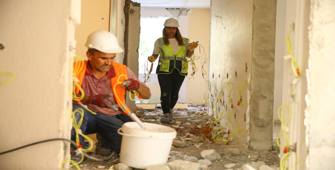 Patlayıcı uzmanı kadın ağır hasarlı binaları dinamitle yıkıyor
