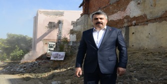 Bursa'da kentsel dönüşüm alanındaki binaların yıkımına başlandı