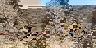 Van'da kayalıklarda mahsur kalan keçileri AFAD ekipleri kurtardı