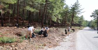 Gönüllüler orman ve sahilde temizlik yaptı