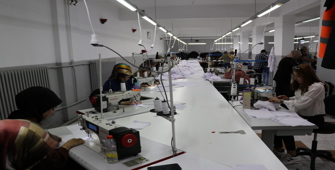 Erzincan'da eğitim alan kadınlar, belediye personelinin iş elbiselerini üretiyor