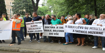 Bosna Hersek'te sağlık çalışanları maaşlarına zam talebiyle gösteri düzenledi