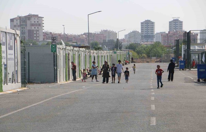 (Video) Diyarbakır’da konteyner kentte kalan öğrenciler eğitim hayatına başladı 
