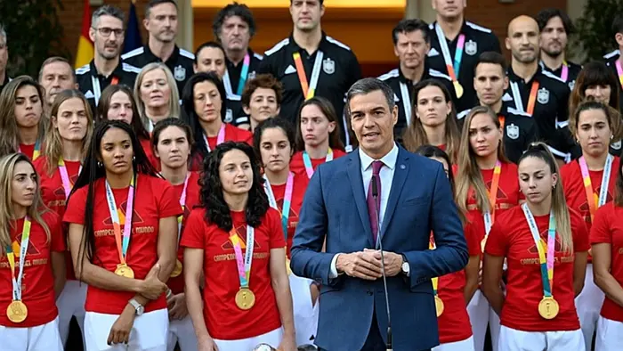 İspanya hükümeti, nişan verdiği kadın milli futbolculardan 5'inin ismini yanlış yazdı