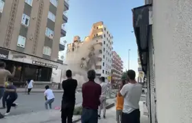 (Video) Ağır hasarlı bina yıkım esnasında çöktü