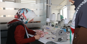 Çubuk ilçesinde kadınlar Gazzeli mazlumlar için giysi üretiyor