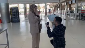 Yurt dışından gelerek havalimanında evlilik teklifinde bulundu