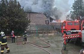 Diyarbakır’da inşaat malzemelerinin bulunduğu depoda yangın çıktı