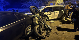 Adıyaman'da hafif ticari araçla çarpışan motosikletteki 2 kişi yaralandı