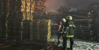 Kayseri'de palet fabrikasında çıkan yangın söndürüldü