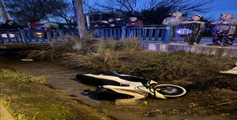 Muğla'da otomobille çarpışarak kanala düşen iki motosikletteki 3 kişi yaralandı