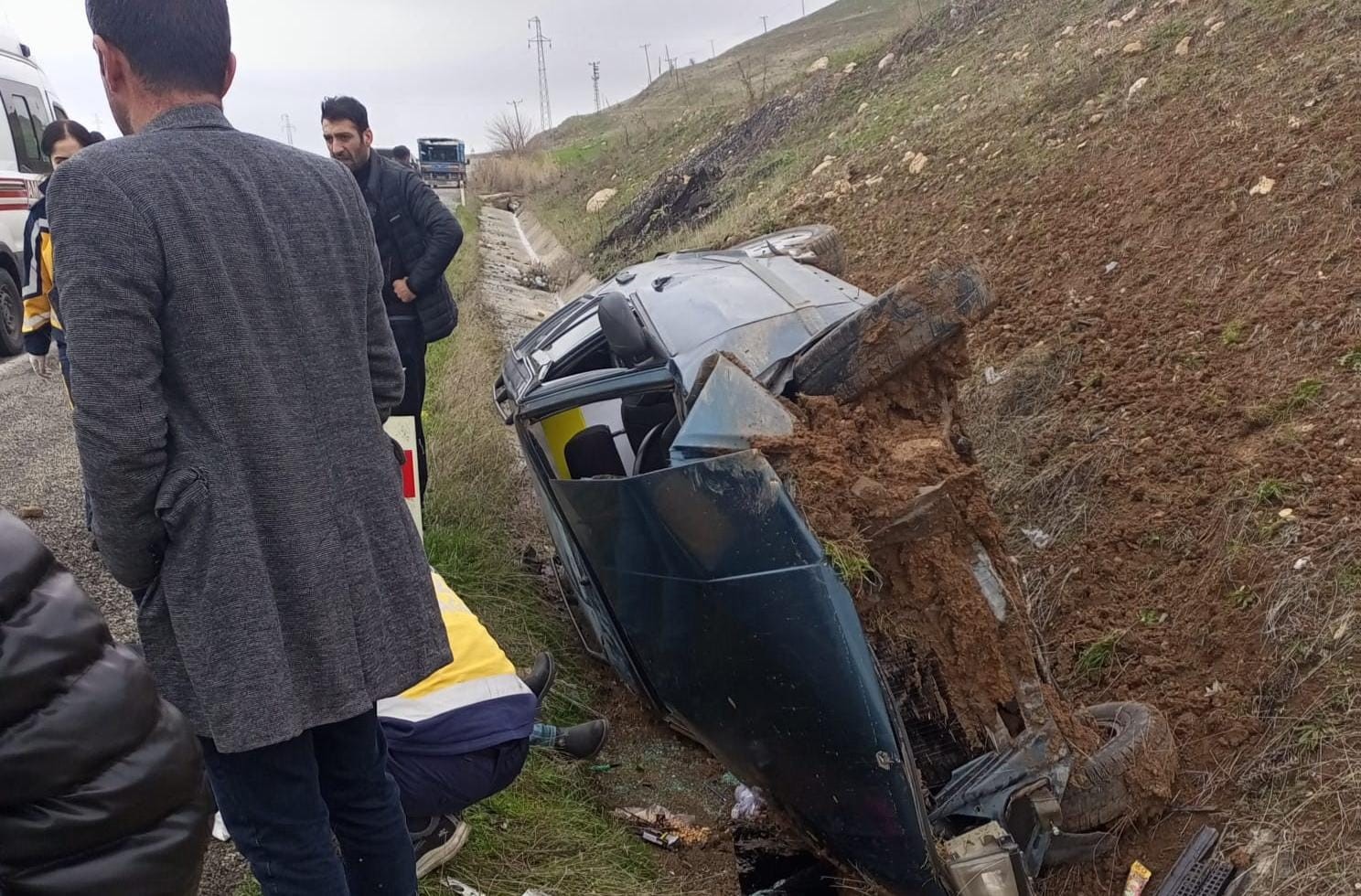 Diyarbakır’da araç şarampole yuvarlandı