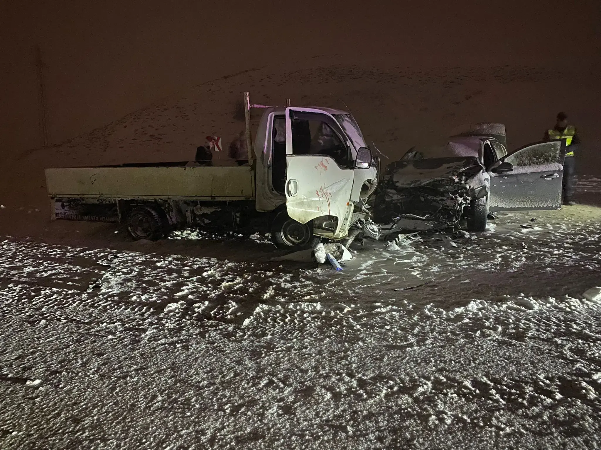 Karlı yolda kamyonetle otomobil çarpıştı: 1 ölü, 6 yaralı
