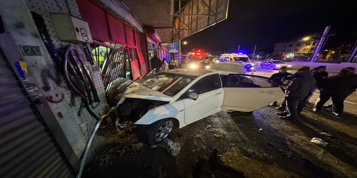 Bursa'da otomobil iş yerinin kepenklerine çarptı, 3 kişi yaralandı