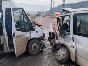 Şırnak'ta iki minibüs çarpıştı, 12 yaralı