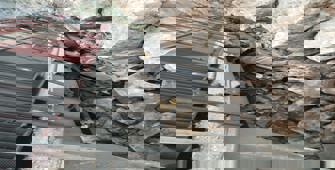 Karabük'te demir yoluna düşen kaya parçaları nedeniyle yük treni raydan çıktı