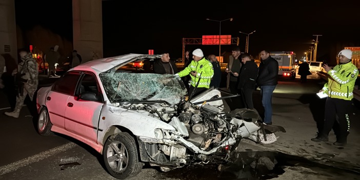 Muş'ta refüje çarpan otomobildeki 2 kişi yaralandı