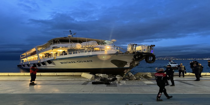 İzmir'de bir yolcu vapuru karaya çarptı