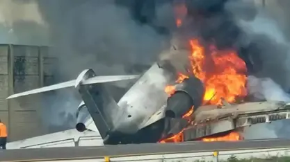 ABD'de otoyola uçak düştü! 2 ölü