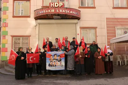 HDP önünde evlat nöbeti tutan aileler: “PKK terörünü anneler bitirecek”