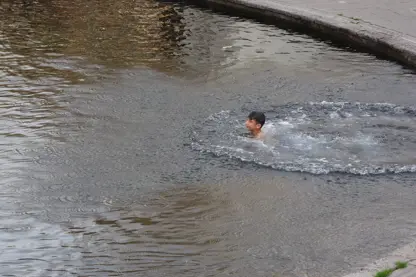 Kışın gelmediği Diyarbakır'da çocuklar suya girdi