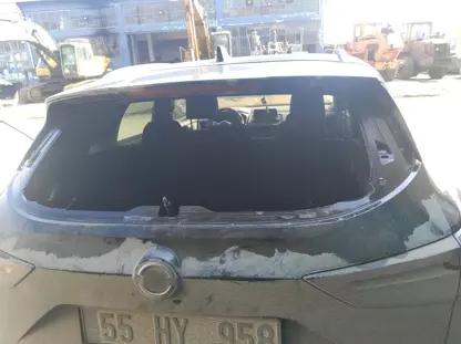 Seçim yarışında kurşunların hedefi olan başkanın pankartı kurşunlandı, arabasının camı patlatıldı!