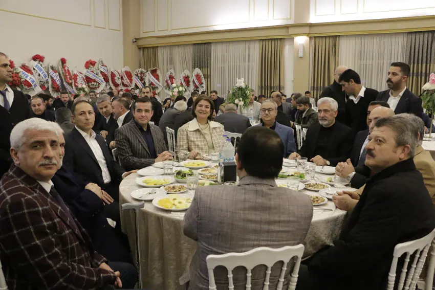 Diyarbakır’da siyasetçileri ve iş adamların katıldığı düğüne 3 bin kişi katıldı