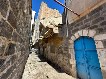 Diyarbakır’da evin çatısı çöktü