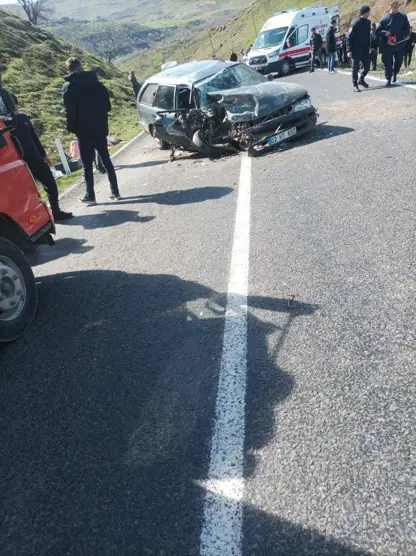 Diyarbakır'da feci kaza: iki otomobil kafa kafaya çarpıştı