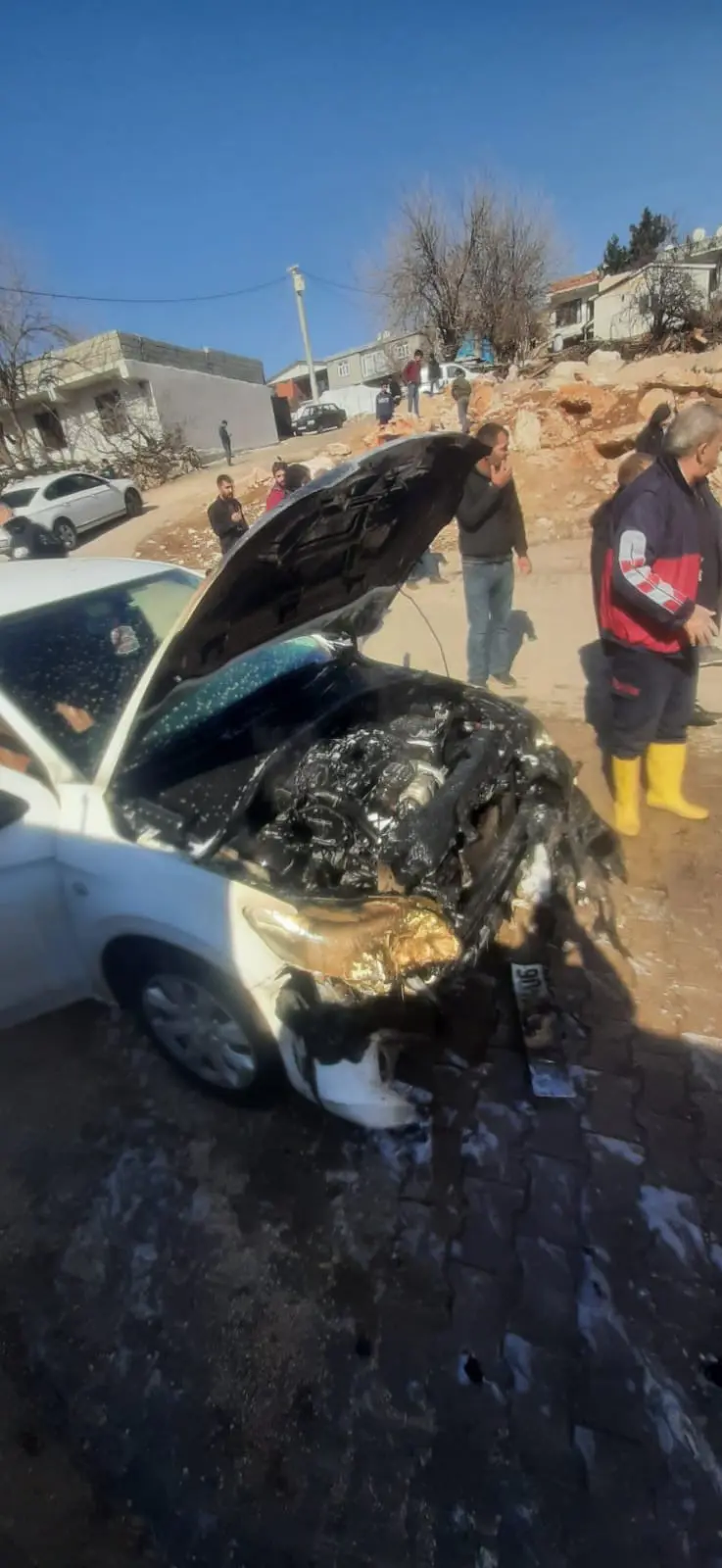 Diyarbakır’da Park halindeki otomobil yandı