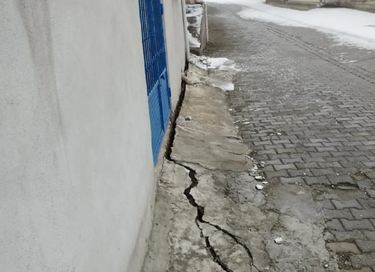 Tokat'taki Depremin Üssünde Devasa Çatlaklar Görüldü
