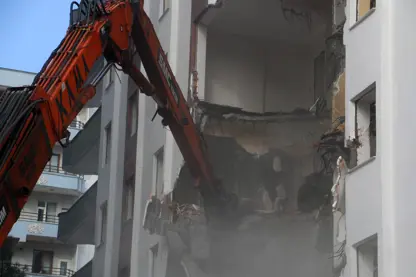 Ağır hasarlı bina kontrollü yıkıldı