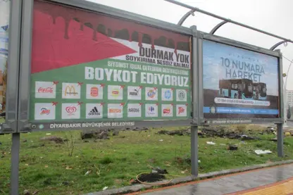 Diyarbakır'da billboardlara boykot ürünleri asıldı