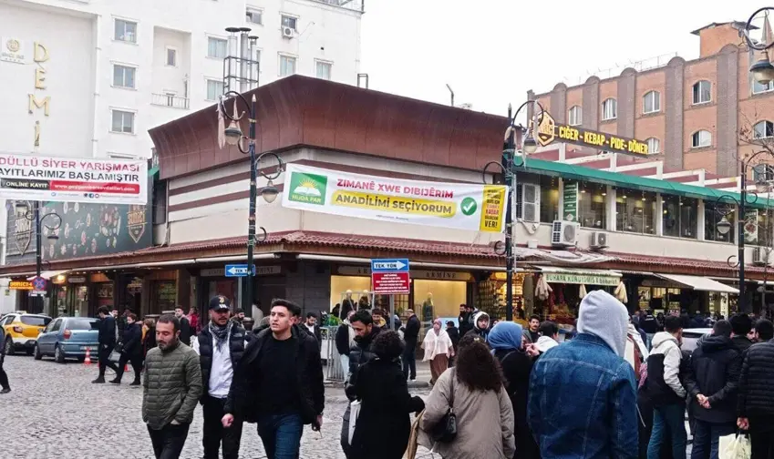 HÜDA PAR Diyarbakır'da “Anadilimi Seçiyorum” pankartları astı