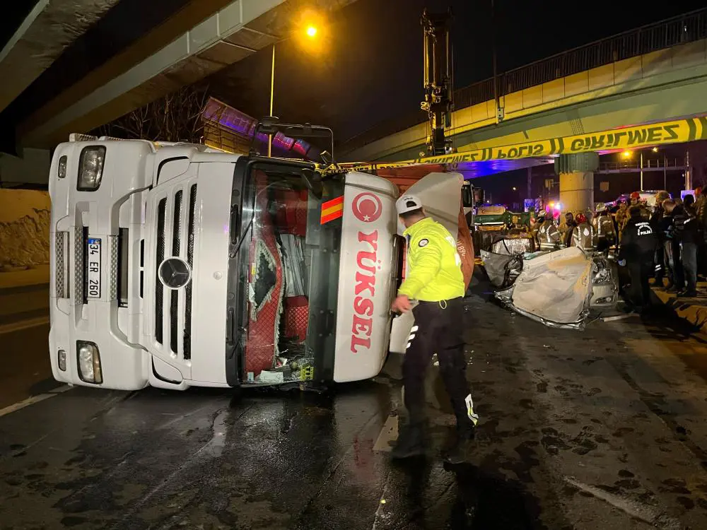 İstanbul'da korkunç kaza, tır otomobilin üzerine devrildi: 4 ölü