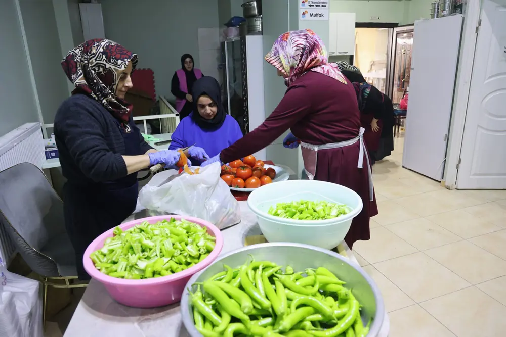 Gönüllü annelerin ellerinde pişen yemekler ihtiyaç sahiplerine ulaştırılıyor