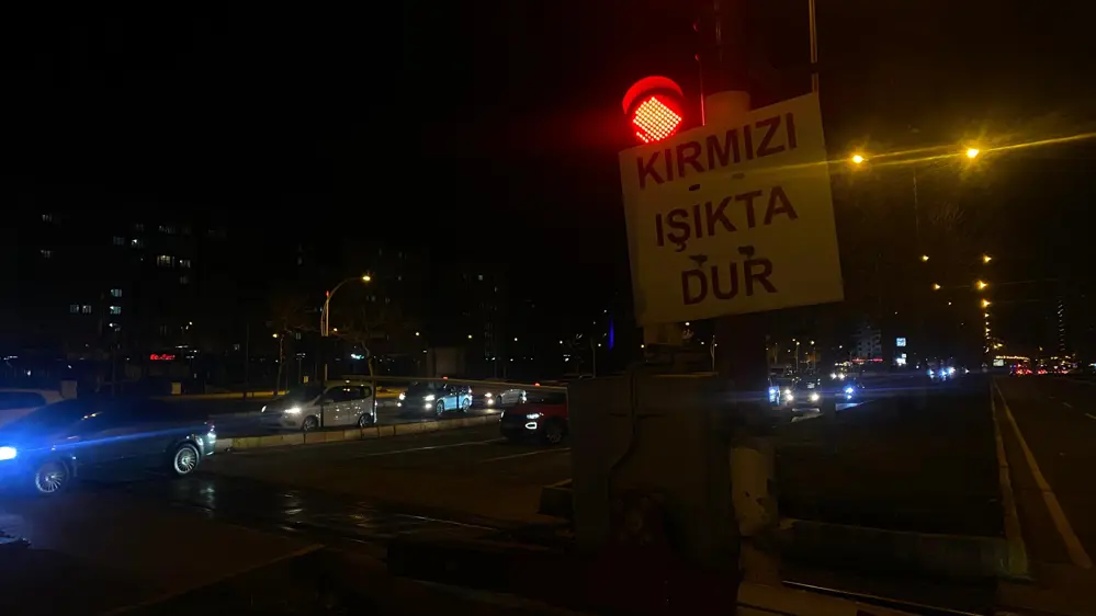Diyarbakır’da hemzemin geçitte bariyerler bozulunca sürücüler aradan geçti