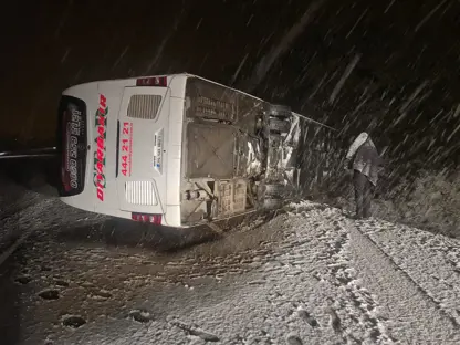 Diyarbakır firmasına ait yolcu otobüsü devrildi: 18 kişi yaralandı